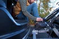 Mann bindet Schnürsenkel im Auto, connemara, irland — Stockfoto
