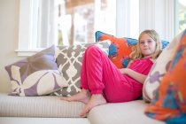 Porträt eines Mädchens auf dem Sofa liegend — Stockfoto