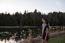 Casal desfrutando lago, Ottawa, Ontário — Fotografia de Stock