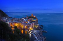 Vue en angle élevé de Vernazza et la côte la nuit, Italie — Photo de stock