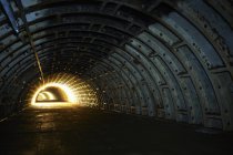 Luz que ilumina el final del túnel subterráneo - foto de stock