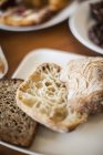 Close up shot de pão fatiado e ciabatta — Fotografia de Stock