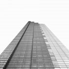 Vista de ángulo bajo del rascacielos moderno, blanco y negro - foto de stock