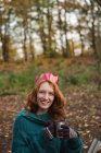 Jovem mulher usando coroa na floresta, retrato — Fotografia de Stock