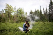 Couple étreignant sur un champ d'herbe, Ottawa, Ontario — Photo de stock