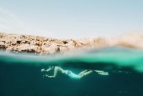 Vistas a la superficie submarina del hombre maduro snorkel de mar, Menorca, Islas Baleares, España - foto de stock