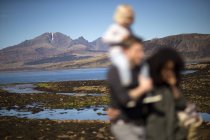 Семья в Лох-Эйшорте, остров Скай, Гебриды, Шотландия — стоковое фото