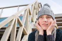 Jeune femme en bonnet tricoté — Photo de stock