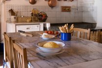Ingredeints, tagliere e coltello sul tavolo da cucina — Foto stock