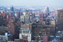 Vista elevada del lado este Manhattan, Nueva York, EE.UU. - foto de stock