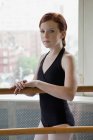 Vista retrato da dançarina de balé no estúdio de dança — Fotografia de Stock