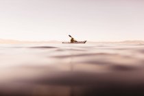 Woman kayaking on Lake Tahoe, California, Estados Unidos - foto de stock