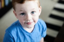 Портрет мальчика, смотрящего в камеру, высокий угол — стоковое фото