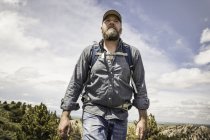 Low angle view of mature man hiking, Cody, Wyoming, USA — Stock Photo
