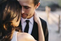 Sposo e sposa abbracciare all'aperto — Foto stock