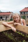 Teenager-Mädchen pflanzt Setzlinge — Stockfoto
