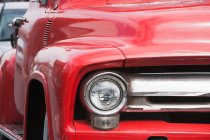 Красный винтажный грузовик — стоковое фото