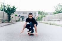 Homme skateboard sur la route — Photo de stock