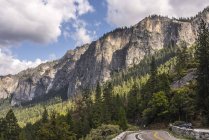 Vista sulle montagne rocciose autostrada, Yosemite National Park, California, Stati Uniti d'America — Foto stock