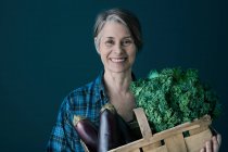 Frau mit Gemüsekorb — Stockfoto