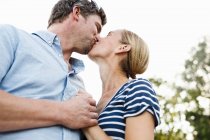 Romantisches Paar küsst sich im Park — Stockfoto