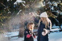 Schwestern spielen im Schnee — Stockfoto