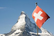 Vista panoramica della bandiera svizzera e del corno matterno — Foto stock