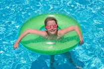 Fille jouer dans la piscine — Photo de stock