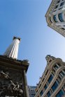 Buildings and monument in london — Stock Photo