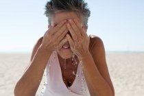 Mujer mayor lavado de cara - foto de stock