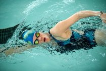 Frau dreht Runden im Schwimmbad — Stockfoto