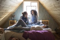 Drei Freundinnen entspannen sich im Schlafzimmer — Stockfoto