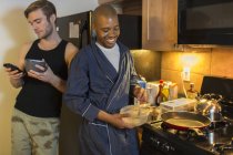 Männliches Paar in der Küche, das Frühstück macht — Stockfoto