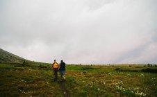 Visão traseira de homem e mulher caminhadas na paisagem do vale, Montanhas Urais, Rússia — Fotografia de Stock