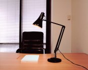 Bureau vide avec chaise et lampe — Photo de stock