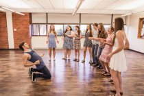 Клас підлітків аплодує хлопчику-підлітку танцює в класі середньої школи — стокове фото