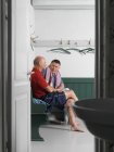 Літні чоловіки сидять у роздягальні — стокове фото