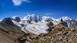 Montagnes enneigées et vallée sous le ciel bleu — Photo de stock