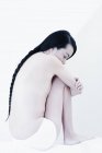 Mulher nua com cabelo trançado — Fotografia de Stock