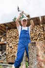 Uomo tagliare legna da ardere all'aperto — Foto stock