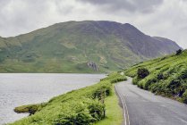 Rural lakeside road, Lake Buttermere, Cumbria, UK — Stock Photo