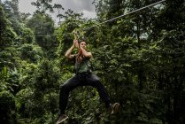 Mann auf Seilrutsche im Wald, Verbot nongluang, champassak provinz, paksong, laos — Stockfoto
