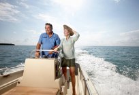Seniorenpaar fährt Motorboot — Stockfoto