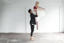 Vue latérale des danseurs pratiquant en studio — Photo de stock