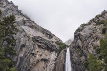 Vista ad angolo basso della cascata, Yosemite National Park, California, USA — Foto stock
