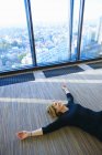 Reife Frau praktiziert Yoga im Zimmer — Stockfoto