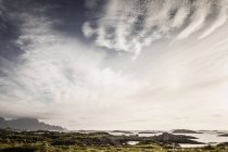 Хмари над скелястому узбережжі — стокове фото