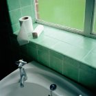 Rolos sanitários colocados no peitoril da janela — Fotografia de Stock