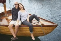 Couple d'âge moyen sur vieux bateau — Photo de stock