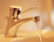 Acqua che scorre dal rubinetto — Foto stock